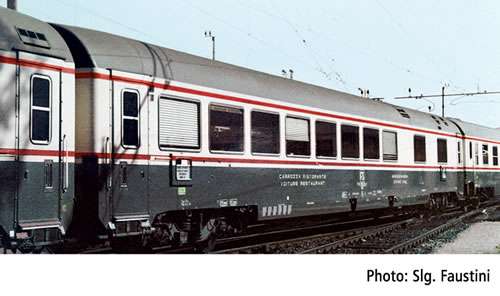 Restaurant car "Gran Comfort"<br /><a href='images/pictures/Roco/45635.jpg' target='_blank'>Full size image</a>